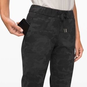 Lululemon On the Fly 7/8 Pant Camo Multi Grey 27”